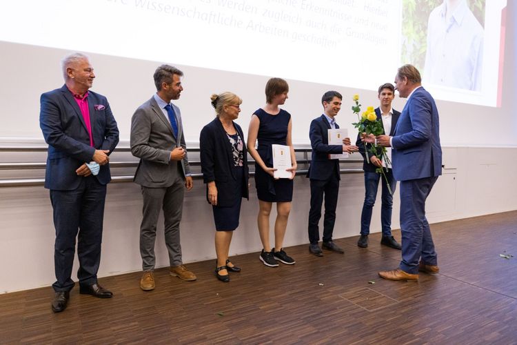 Leipzigs Oberbürgemeister Burkhard Jung gratuliert den Preisträger:innen des Sonderpreises für MINT-Transfer