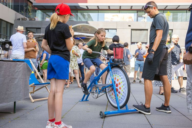 Ein Junge sitzt auf einem Smoothie-Bike und radelt.