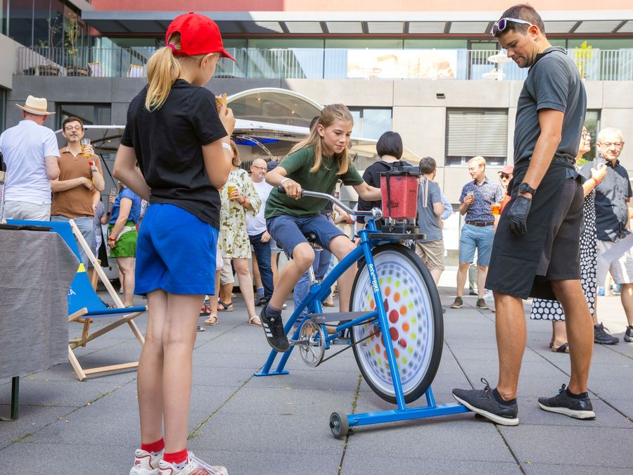 zur Vergrößerungsansicht des Bildes: Ein Junge sitzt auf einem Smoothie-Bike und radelt.