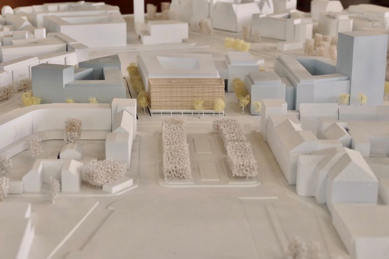 Zu sehen ist das Architektenmodell des Global Hub im Ensemble der künftigen Bebauung des Wilhelm-Leuschner-Platzes.