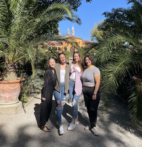 Zu sehen sind die deutschen Studentinnen im Botanischen Garten Paduas