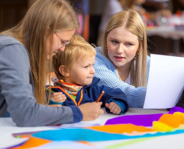 Zu sehen sind spielende Kinder