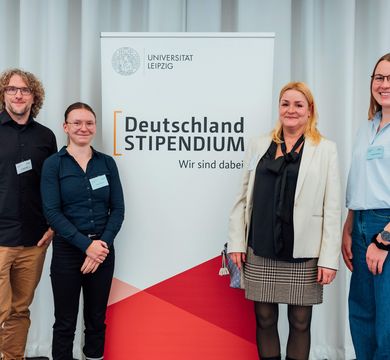 Foto: Punctum, Alexander Schmidt Zu sehen sind in einer Gruppe nebeneinander Dr. Hagen Wulff, Stipendiatin Tabea Gabelunke. Stipendiengeberin Katja Bräunig und Stipendiatin Lisa Marie Kieschnick