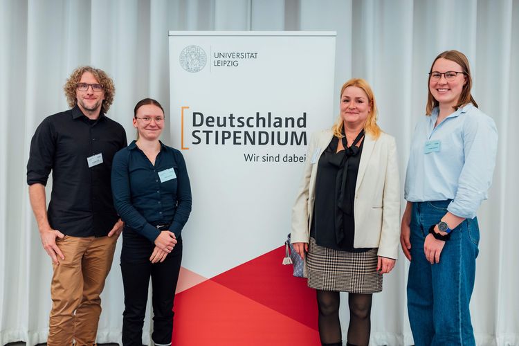 Zu sehen sind in einer Gruppe nebeneinander Dr. Hagen Wulff, Stipendiatin Tabea Gabelunke. Stipendiengeberin Katja Bräunig und Stipendiatin Lisa Marie Kieschnick
