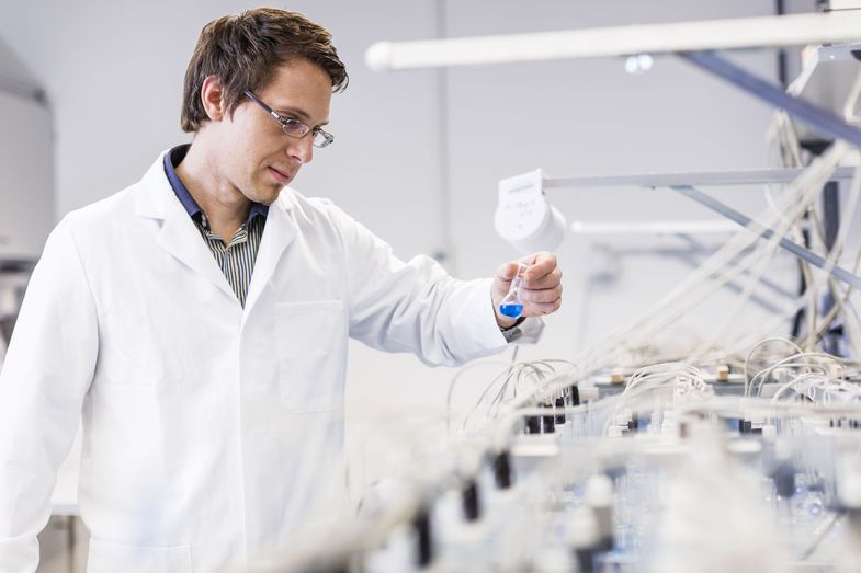 Auf dem Bild ist Prof. Dr. Nico Eisenhauer im Labor zu sehen, im weißen Laborkittel.