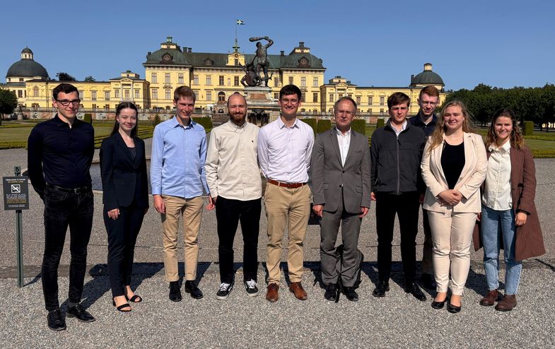 Die zehnköpige Leipziger Exkursionsgruppe steht vor dem Königlichen Schloss Drottningholm.