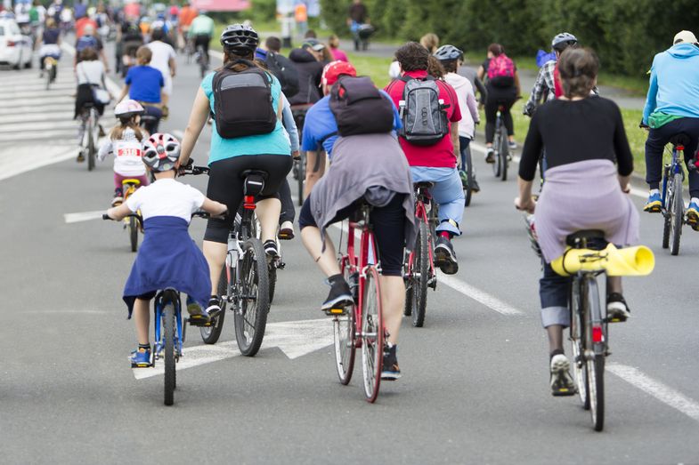 Fahrradfahrer unterschiedlichen Alters radeln auf der Straße gemeinsam. Foto: Colourbox