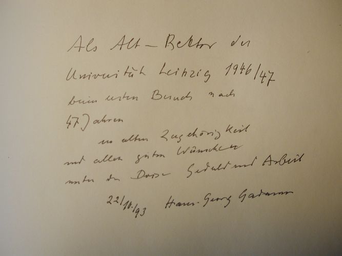 Das Foto zeigt Gadamers Eintragung vom 22. Oktober 1993 im Gästebuch der Universität Leipzig.