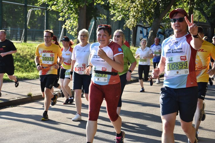 Auf dem Bild sind Läuferinnen und Läufer unter anderem vom Team der Universität Leipzig beim Firmenlauf zu sehen.