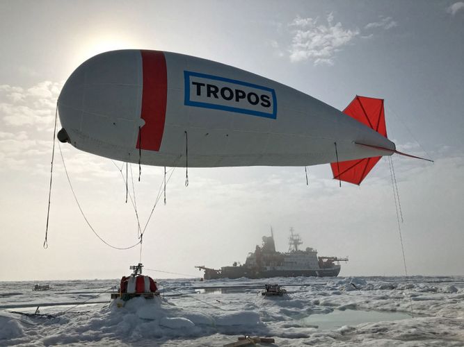 Der Fesselballon von TROPOS und Uni Leipzig im Einsatz auf der Eisscholle.