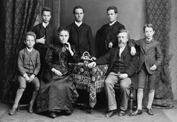 Zu sehen ist ein Foto der Familie Liebknechtm von 1888