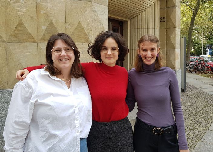 Kathrin Väterlein, Luise Maidowski und Anna Trende vor dem Gebäude der Theologischen Fakultät