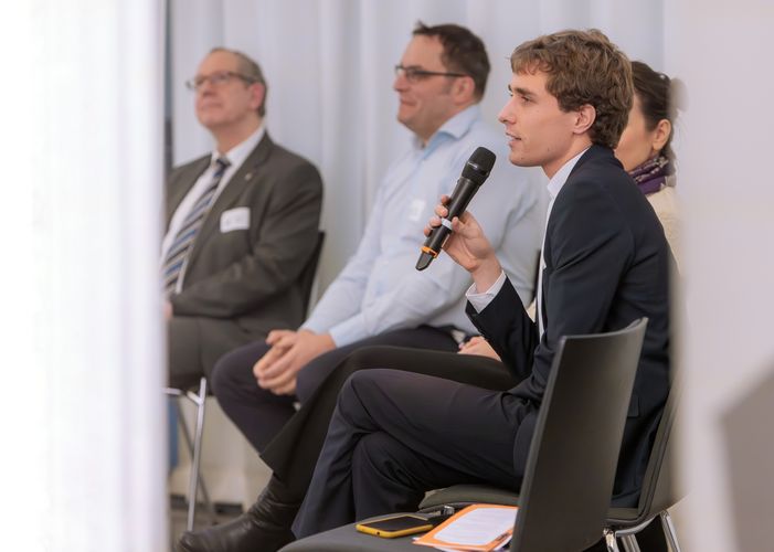 Leonard Roemer von mephisto 97.6 moderiert die Podiumsdiskussion. Links von ihm sind Roger Gläser und Johannes Quaas zu sehen.