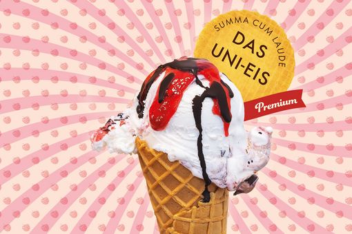 Eine Eiswaffeltüte, gefüllt mit einer Kugel weißes Eis, darüber eine rote Erdbeersauce und eine Schokoladensauce.