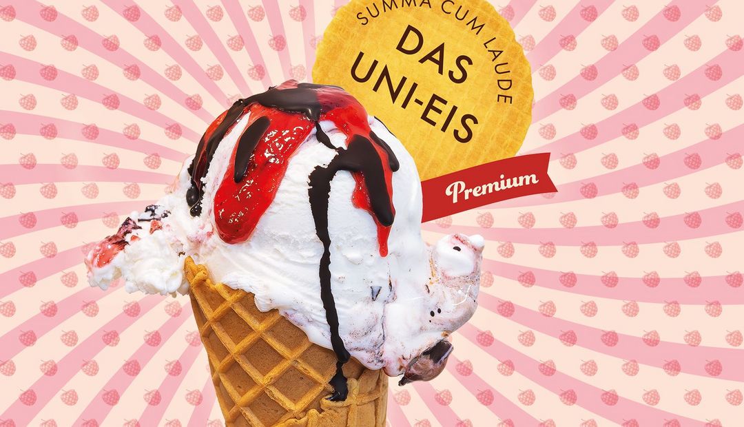 Eine Eiswaffeltüte, gefüllt mit einer Kugel weißes Eis, darüber eine rote Erdbeersauce und eine Schokoladensauce.
