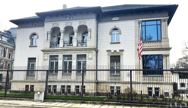 Zu sehen ist das Gebäude des US-Konsulats, daneben hängt die US-Flagge