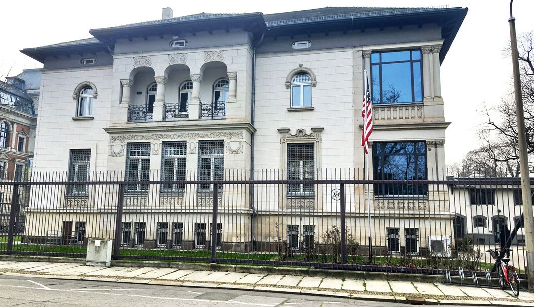 Zu sehen ist das Gebäude des US-Konsulats, daneben hängt die US-Flagge
