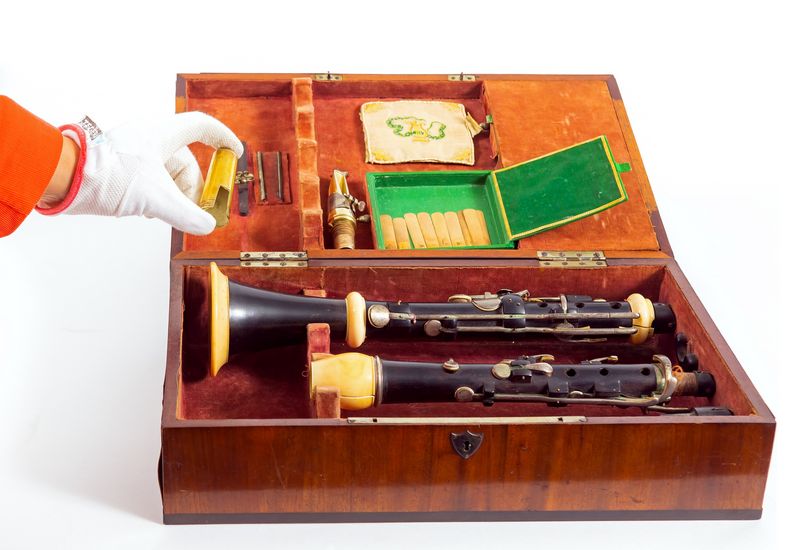 Zu sehen ist eine original erhaltene Klarinette aus dem Jahr 1801, zerlegt in einem originalen Holz-Instrumentenkasten.