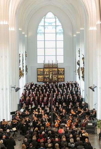 Zu sehen ist ein Bild mit Chor und Konzert im Altarbereich des Paulinums. Die Aufnahme stammt vom 1. Dezember 2017, dem Festakt zur Eröffnung des Baus.