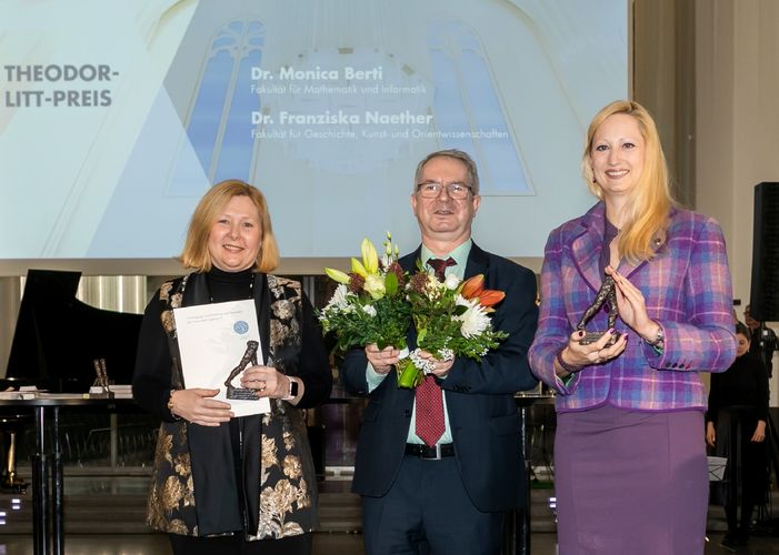 Monica Berti und Franziska Naether erhalten einen Preis von Thomas Hofsäss