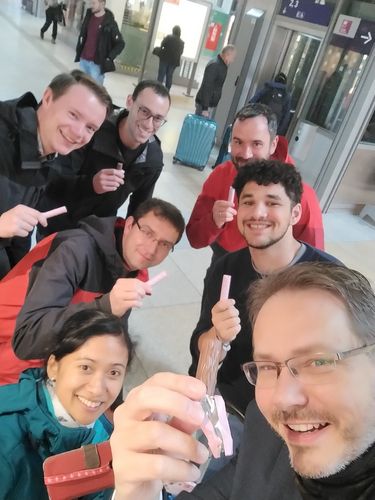 Gruppenfoto von Prof. Dr. Jens Meiler mit seinen jungen Mitstreitern lachend, mit einem Schokoriegel in der Hand.