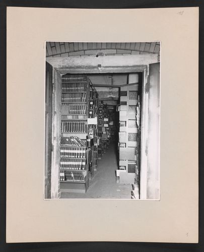 Während des Krieges: Bücherregale im Keller der Albertina