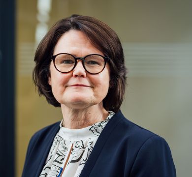 Prof. Dr. Brigitte Latzko, seit 2020 Dekanin der Erziehungswissenschaftlichen Fakultät, wurde heute (24. Juni 2025) zur Prorektorin für Talententwicklung: Studium und Lehre gewählt. Foto: Christian Hüller Professorin Latzko. Ein Portraitbild, entstanden auf einem Uni-Flur.