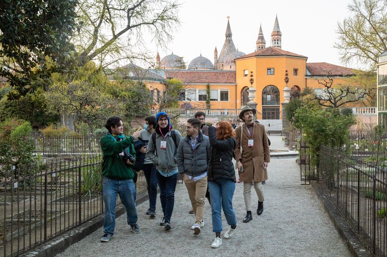 Zu sehen ist Benedikt Grothe mit weiteren Studierenden beim Besuch des Botanischen Gartens von Padua