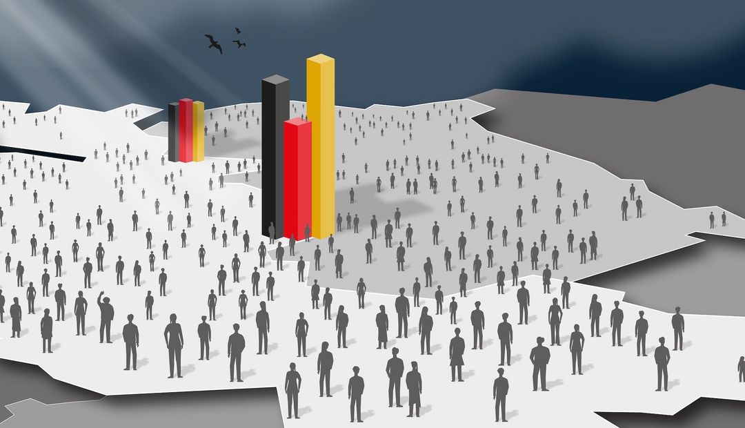 Grafik: Fläche Deutschlands ist perspektifisch dargestellt. Viele Menschen als graue Umrisse dargestellt stehen darauf und um drei Säulen herum, die in den deutschen Nationalfarben abgebildet sind. 