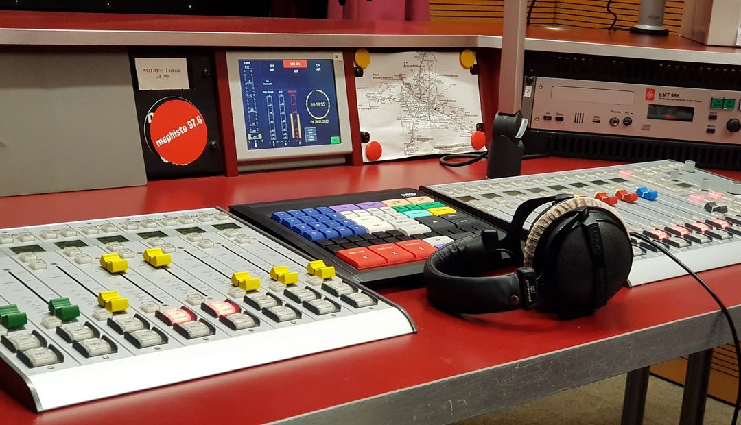 Zu sehen ist das Mischpult im Sendestudio von mephisto 97.6