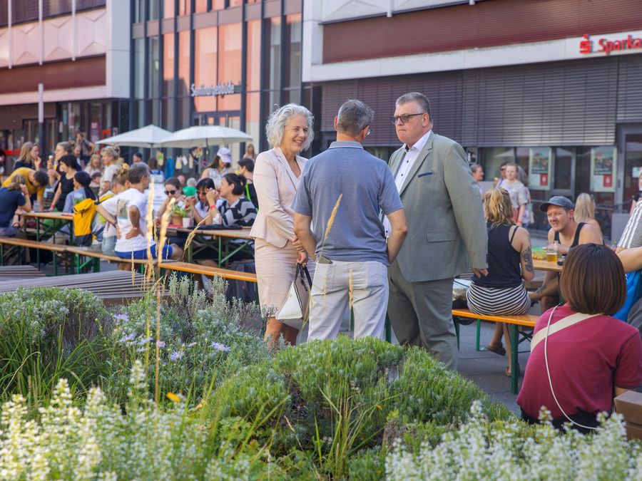 zur Vergrößerungsansicht des Bildes: Rektorin Prof. Dr. Eva Inés Obergfell beim Uni-Sommerfest im Leibnizforum im angeregten Gespräch.