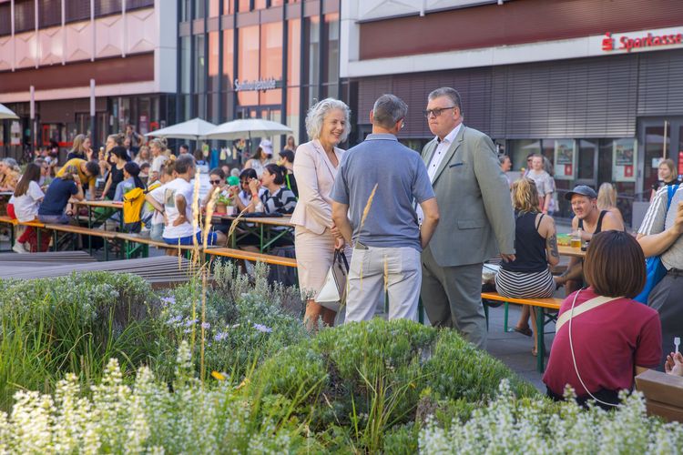 Rektorin Prof. Dr. Eva Inés Obergfell beim Uni-Sommerfest im Leibnizforum im angeregten Gespräch.