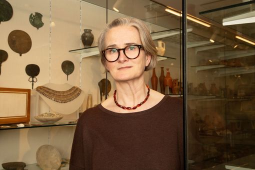 Jana Helmbold-Doyé, halbtotale Ansicht, vor Vitrinen des Museums