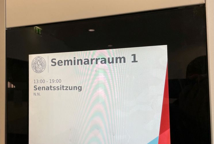 Raumanzeiger am Seminarraum 1 kündigt Senatssitzung an