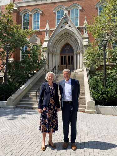 Auf dem Bild sind Rektorin Prof. Dr. Eva Inés Obergfell und Prorektor Prof. Dr. Matthias Middell vor der Vanderbilt University zu sehen.