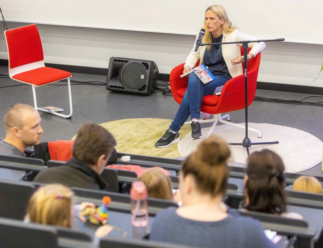 Zu sehen ist Professorin Elisa Hoven beim Vorlesen aus ihrem Kinderroman. 