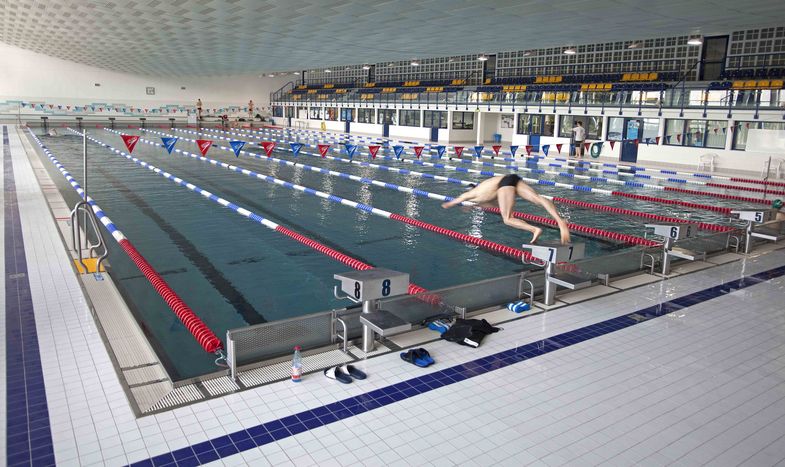 Die einzige wettkampftaugliche Schwimmhalle in der Region: Acht Bahnen á 50 Meter. Foto: Swen Reichhold