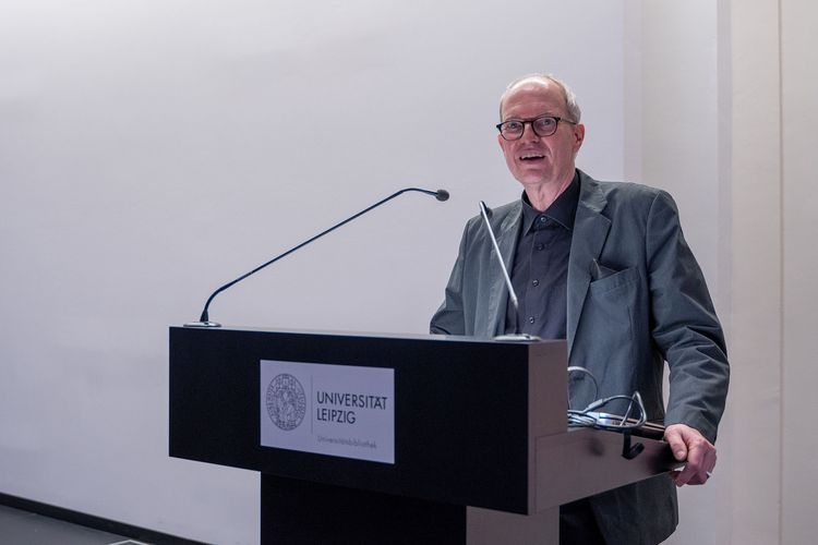 Das Bild zeigt Prof. Dr. Ulrich Johannes Schneider am Rednerpult bei seiner Abschiedsrede beim Jahresempfang der UBL. 