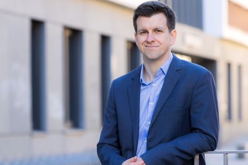 Zu sehen ist eine Porträtaufnahme von Juniorprofessor Sebastian Blesse