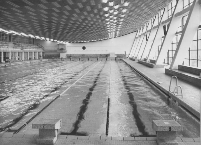 Die Wettkampfs- und Trainingshalle 1972: 50 Meter lang, acht Bahnen. Foto: Universitätsarchiv