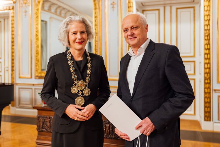 Rektorin Prof. Dr. Obergfell mit Emeritus Prof. Dr. Thomas Lenk. 