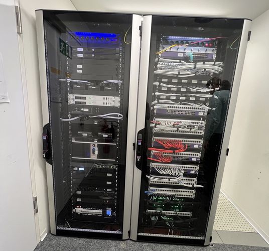 Das Foto zeigt moderne Technik, Kabel in einem Serverraum.