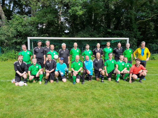 Zu sehen sind als Gruppenfoto die Fußballteams der Unis Leipzig und Halle gemeinsam.