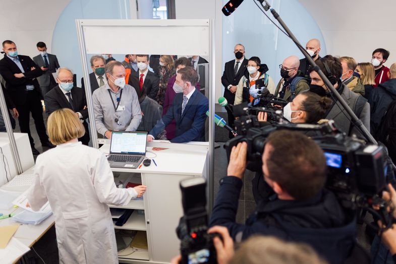 Ministerpräsident Kretschmer zu Gast im Impfzentrum an der Universität Leipzig (15.12.2021) Foto: Christian Hüller, Universität Leipzig