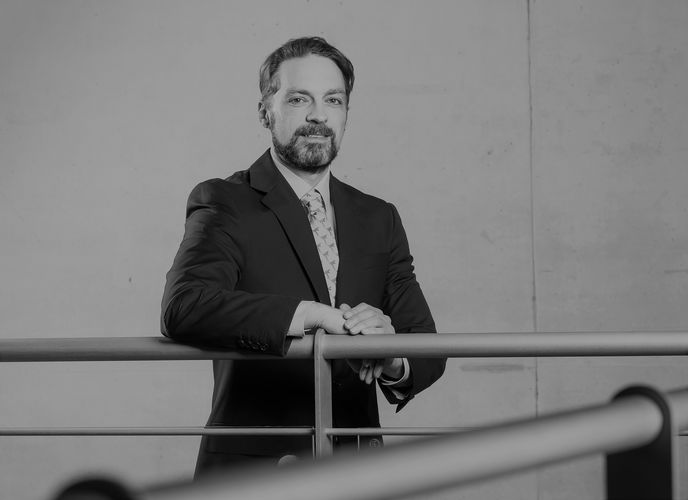 Zu sehen ist eine Porträtaufnahme von Prof. Dr. Oliver von Knebel Doeberitz in schwarzweiß.