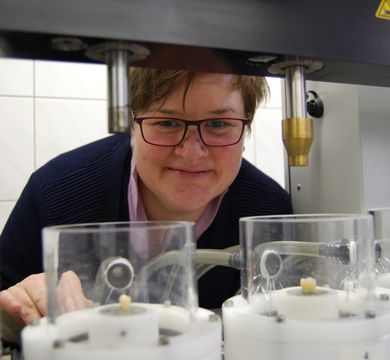 Dr. Ellen Schulz-Kornas, Leiterin des Forschungslabors für Zahnerhaltung und Parodontologie. Foto: Birgit Pfeiffer