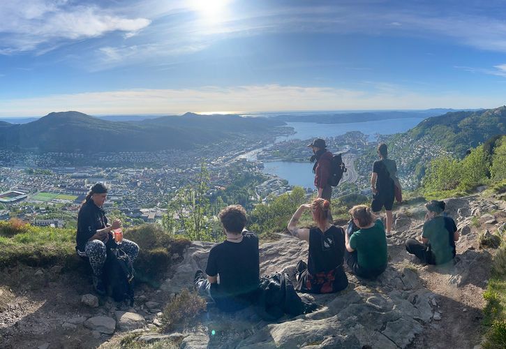 Studierende blicken von einem Berg auf die Stadt Bergen