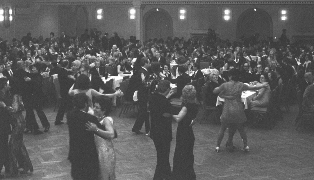Schwarzweiß Aufnahme von schick gekleideten tanzenden Menschen