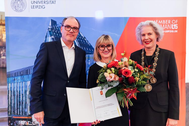 Mit dem Hauptpreis für besonderes Engagement für die Universität Leipzig wurde in diesem Jahr Angelika Snicinski-Grimm (Mitte) für ihren Einsatz in wissenschaftsunterstützenden Aufgabengebieten ausgezeichnet, rechts Rektorin Prof. Obergfell, links Martin Buhl-Wagner. 