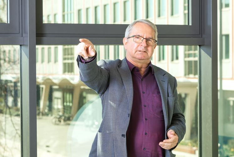 Prof. Dr. Thomas Hofsäss an seinem Lieblingsort an der Uni Leipzig: Im Bildungswissenschaftlichen Zentrum mit Blick auf den Campus Jahnallee.